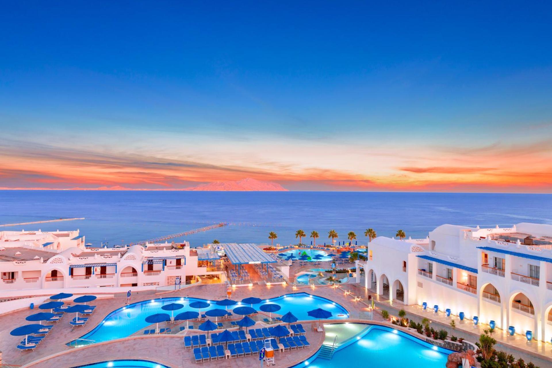 Pickalbatros Palace Sharm - "Aqua Park" Exterior foto Sunset at the Iberostar Grand Hotel Melia, in Benalmadena, Málaga, Spain.