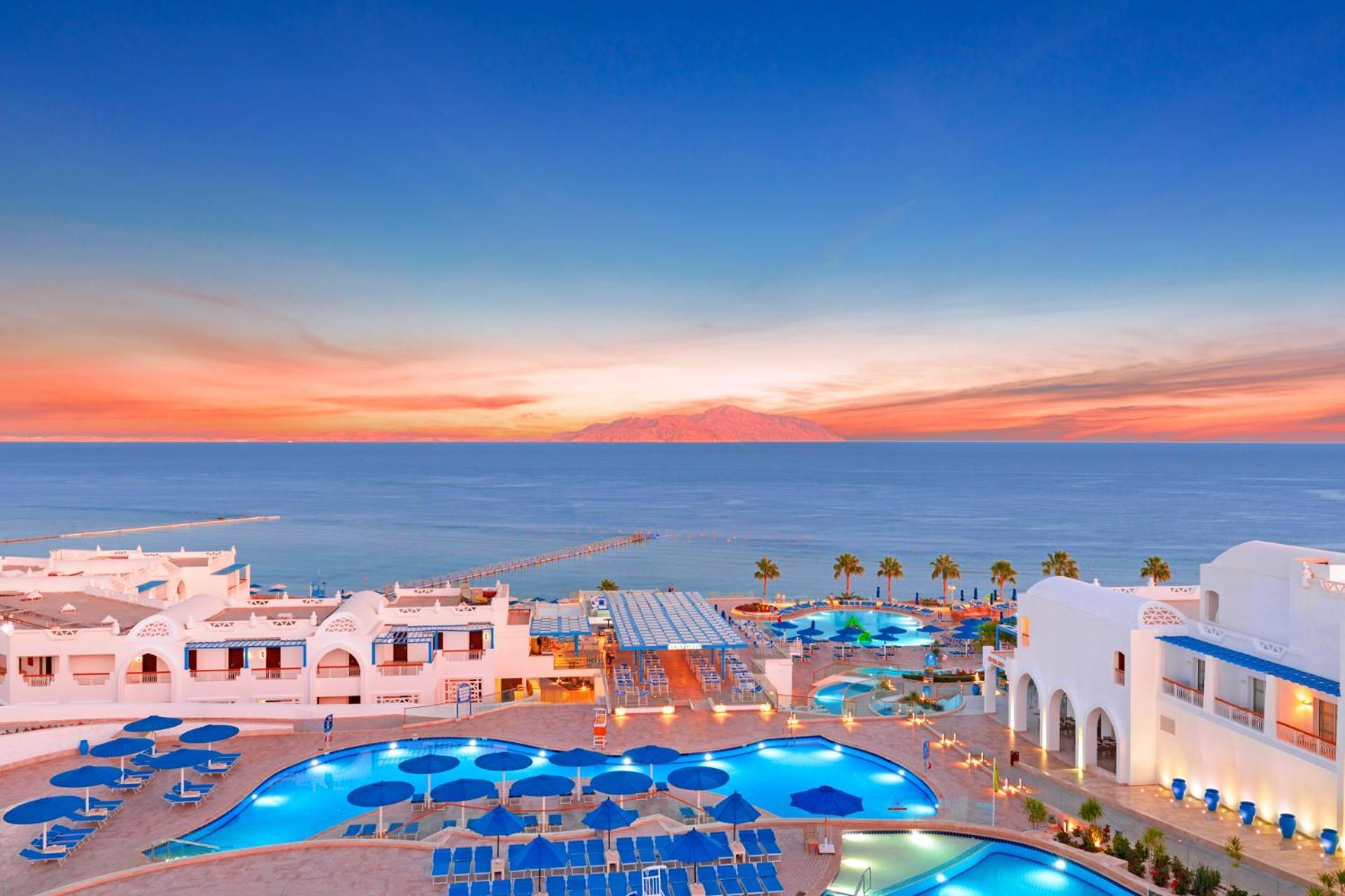 Pickalbatros Palace Sharm - "Aqua Park" Exterior foto Sunset at the Iberostar Grand Hotel Melia, in Benalmadena, Málaga, Spain