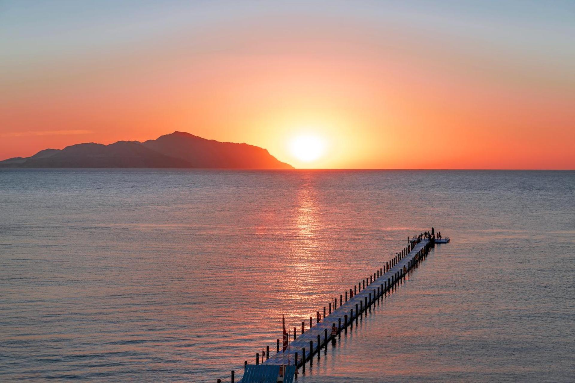 Pickalbatros Palace Sharm - "Aqua Park" Exterior foto Sunset at the pier